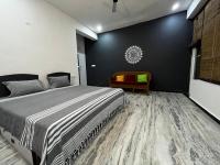 Metro Connected Homestay with Parkview - B&B Greater Noida