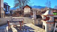 Large 2-bedroom apt near ski road, 5 min to Gondola & Bar Street - Chambres d'hôtes Bansko