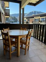Appartement T2 ambiance chalet centre village proche des commerces et des pistes WIFI - Chambres d'hôtes La Clusaz