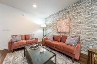 B&B Edmonton - Industrial Romantic U/G Parking 5 min to DTN! - Bed and Breakfast Edmonton