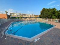 Gulf Breeze Condo w Pool Access! - B&B