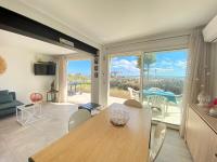 Appartement avec terrasse en front de mer LES ROMARINS - Bed and Breakfast