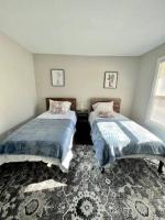 Modern 2-story apt w/ high speed Wi-Fi & Patio! - B&B