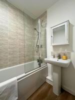 Stylish 1 Bedroom Apartment with Sofa Bed - Opposite Racecourse, Near City Centre and Hospital - Chambres d'hôtes Doncaster