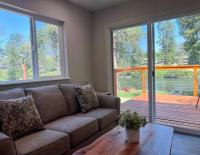 B&B Grants Pass - Deluxe Cabin 1 - Rogue River Resort - Bed and Breakfast Grants Pass