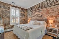 Broughton Street Bungalow - Steps to Everything - B&B Savannah