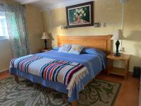 Zimmer mit Kingsize-Bett und Balkon