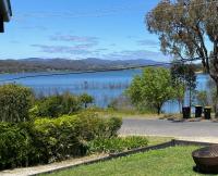 Relax in the spa with views opposite Lake Eildon - B&B