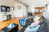 B&B Toronto - Spacious 2 Bedroom Loft in Sought After Leslieville - Bed and Breakfast Toronto