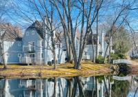 Luxury Villa- 3 mins to Mohegan- Fully Stocked with Fireplace- Jacuzzi, Saltwater Pools, Sauna - Bed and Breakfast