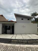 CASA MARIPOSA Punta Leona a 500 metros de la playa Alquiler de la casa entera o dos apartamentos abajo con cocina y jacuzzi o 2 cuartos con baños privados en la planta alta Para 1 a 22 personas Full equipada - Ferienwohnung Punta Leona
