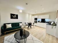 B&B London - High-Spec Skyline Apartment in London - 2 BDR & Balcony - Bed and Breakfast London