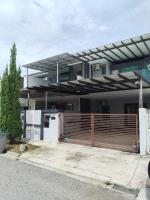 UG Homestay BP - Netflix & 4 Air-Con Rooms - Chambres d'hôtes Batu Pahat