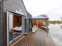 B&B Banbury - Oak Lodge At Bridge Lake Farm & Fishery - Bed and Breakfast Banbury