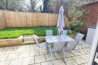 Walnut Flats-F2, 3-Bedroom with Garden & Patio - AC, Parking, Netflix, WIFI - Close to Oxford, Bicester & Blenheim Palace - Chambres d'hôtes Oxford