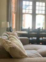 Lovely 4 bedroom home, stones throw from the beach - Ferienwohnung