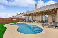5-Bed 2-Bath with Pool & Backyard Retreat - Bed and Breakfast