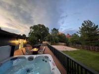Uptown Vacation Villa at The OZ with Hot tub and Views - Ferienwohnung