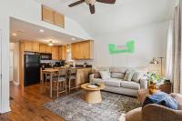 Newly Renovated Tremont Treasure I Cozy + Modern - B&B