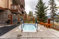 Romantic Mountain Escape - Hot Tubs & Private Balcony! managed by Little Sister Getaways - Chambres d’hôtes Canmore