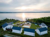 Breeze By The Lake - Cazare cu jacuzzi pe malul lacului - B&B Schitu Deleni