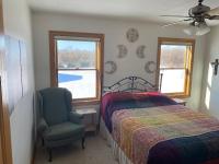 Zimmer mit Queensize-Bett und Gartenblick
