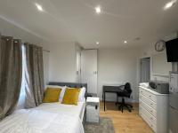 B&B Bromley - 1st Studio Flat With full Private Toilet And Shower With its Own Kitchenette in Keedonwood Road Bromley A Fully Equipped Independent Studio Flat - Bed and Breakfast Bromley