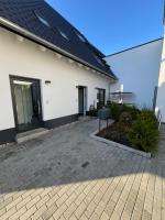 Moderne Wohnung Karlsruhe Neureut, Fußbodenheizung - Regendusche - Waschmaschine - Stellplatz - Bed and Breakfast Karlsruhe