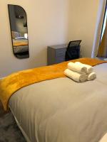 Comfortable Home From Home Bolton Central - Sleeps - 10 - Ferienwohnung Bolton