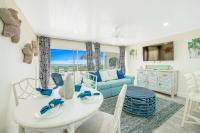 Coconuts Beachfront #107 - Bed and Breakfast