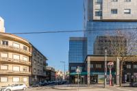 Host Wise - Elegant Spacious Flat w Balcony - Ace Location - Chambres d’hôtes Vila Nova de Gaia