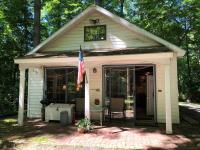 Quiet cottage on wooded property - B&B
