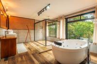 Zimmer mit Kingsize-Bett und Whirlpool