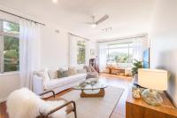 Evoke - Shoal Bay, 2 Leonard Ave , Stylish holiday house with air con, Wi-Fi & boat parking - B&B Shallow Bay