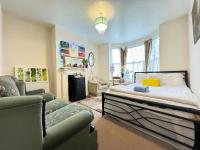 B&B Eastleigh - Big Private Room In Town Centre - Bed and Breakfast Eastleigh