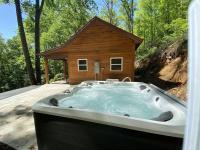 B&B Bryson City - Couple Retreat Cabin-near Smoky Mountain Railroad-Hot Tub - Bed and Breakfast Bryson City