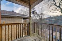 Balcony & Workspace! Apt 5 Mi to Dtwn Pittsburgh - Bed and Breakfast Pittsburgh