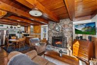 B&B Big Bear - Pine Cone Mountain Retreat Cabin w/ Hottub - Bed and Breakfast Big Bear