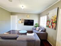 B&B Hervey Bay - Entire 3 bedroom house 2000 m2 - 5 mins WALK to Torquay Beach, Hervey Bay - Bed and Breakfast Hervey Bay