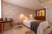 Habitación con cama extragrande.