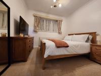 Elmdon House with 4 Spacious Bedrooms to choose - B&B
