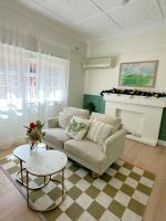 B&B Sydney - three bedroom house within walking distance to light rail station - Bed and Breakfast Sydney