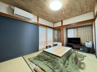 CalmbaseGARAGE ツーリング最適 愛車と泊まる古民家 1階ガレージで雨も安心 水回りフルリノベで女性も快適な清潔宿 - B&B Heda