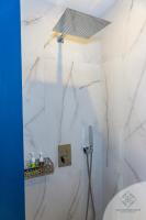 Zimmer mit Kingsize-Bett und Gartenblick. 