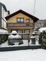 Dom pod Skrzycznem z prywatnym ogródkiem - B&B Szczyrk