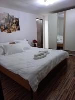 Zimmer mit Kingsize-Bett und Bergblick