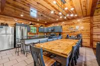 Grizzly Bears Resort - Large Luxury Cabin with Indoor Pool, Hot Tub, Theater, King Beds, Sleeps 16 in heart of Pigeon Forge - Chambres d’hôtes Pigeon Forge