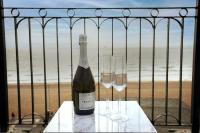 Air Maison - Seafront Flat Private - Roof Terrace with Parking - Chambres d’hôtes