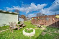 Cozy Canyon Lake Cottage Rental w/ Private Hot Tub - Chambres d'hôtes Canyon Lake