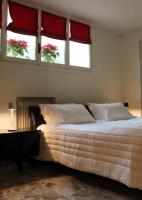 Habitación con cama extragrande y vistas al jardín 